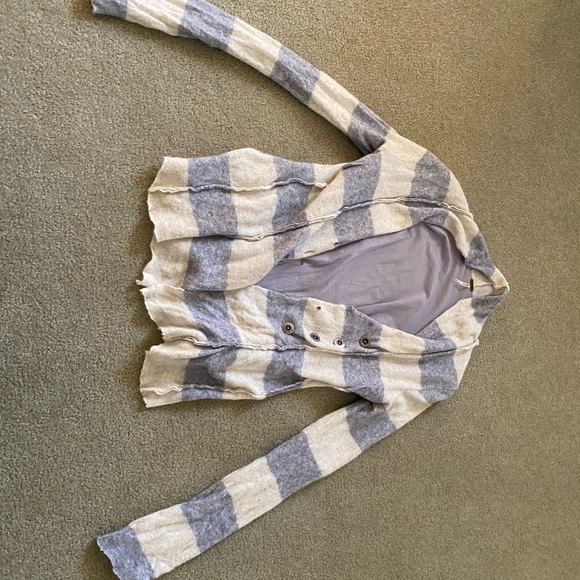 Free People button-up sweater. Size medium! - Picture 3 of 3